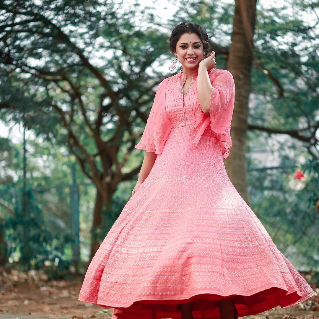 ഇവിടെ എന്തും പോകും; സ്റ്റൈലൻ ലുക്കിൽ ജ്വൂവൽ മേരി, ചിത്രങ്ങൾ