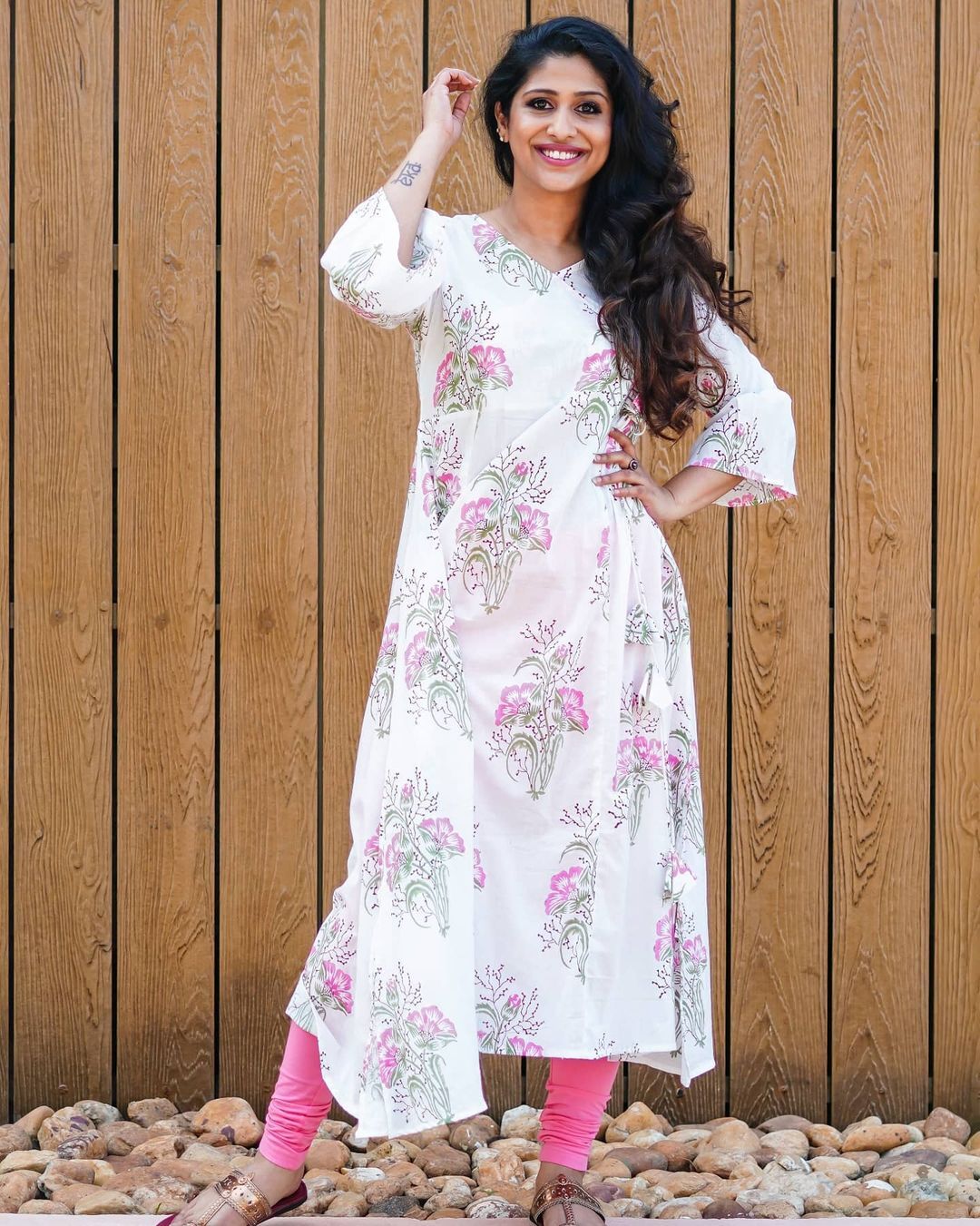 സാരിയില്‍ അതീവ സുന്ദരിയായി ഗായിക രഞ്ജനി ജോസ്; വൈറല്‍ ചിത്രങ്ങള്‍ കാണാം