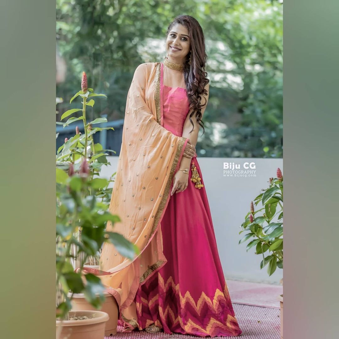 സാരിയില്‍ അതീവ സുന്ദരിയായി ഗായിക രഞ്ജനി ജോസ്; വൈറല്‍ ചിത്രങ്ങള്‍ കാണാം