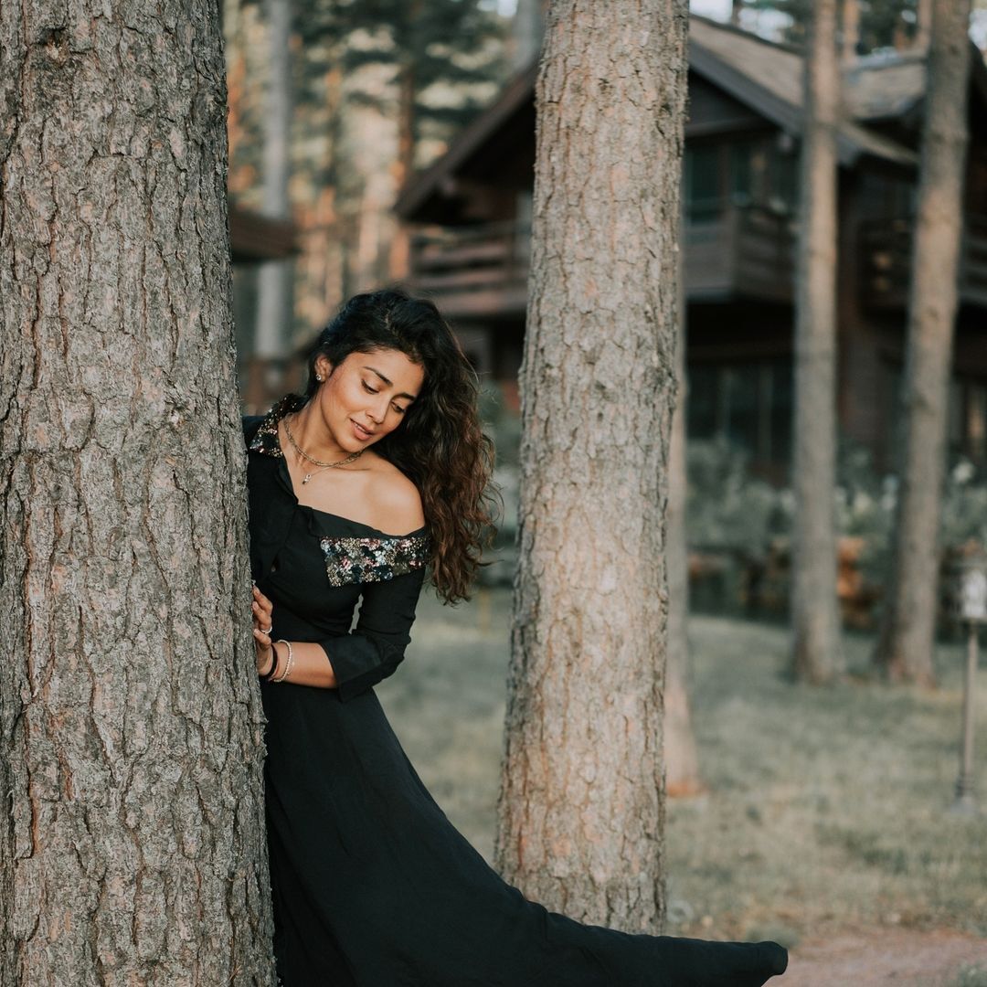 ആ ചിരി മതി.. വൈറലായി നടി ശ്രിയ ശരണിന്റെ ഏറ്റവും പുതിയ ചിത്രങ്ങൾ