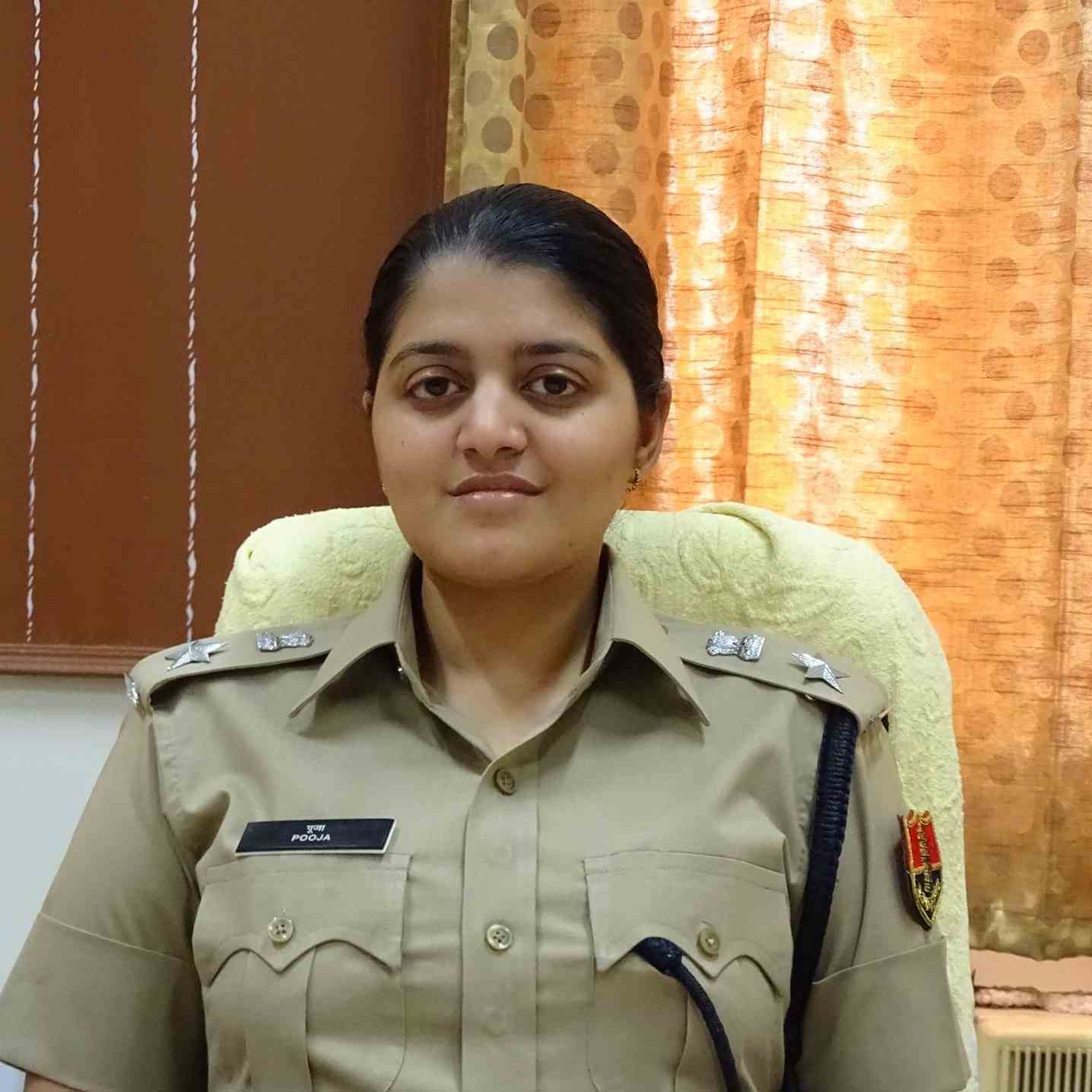 स्टाइल को लेकर चर्चाओं में रहती है IPS पूजा अवाना, किसी एक्ट्रेस से कम नहीं है अंदाज