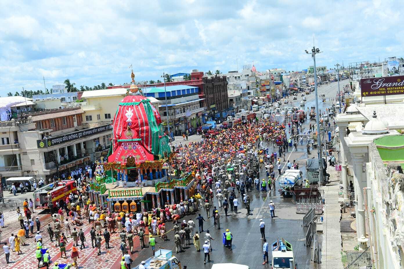 ଫଟୋ : ଘଣ୍ଟଘଣ୍ଟାର ନାଦ ଓ ହରିବୋଲ ଧ୍ୱନିରେ ବଡଦାଣ୍ଡରେ ଗଡିଲା ତିନି ରଥ