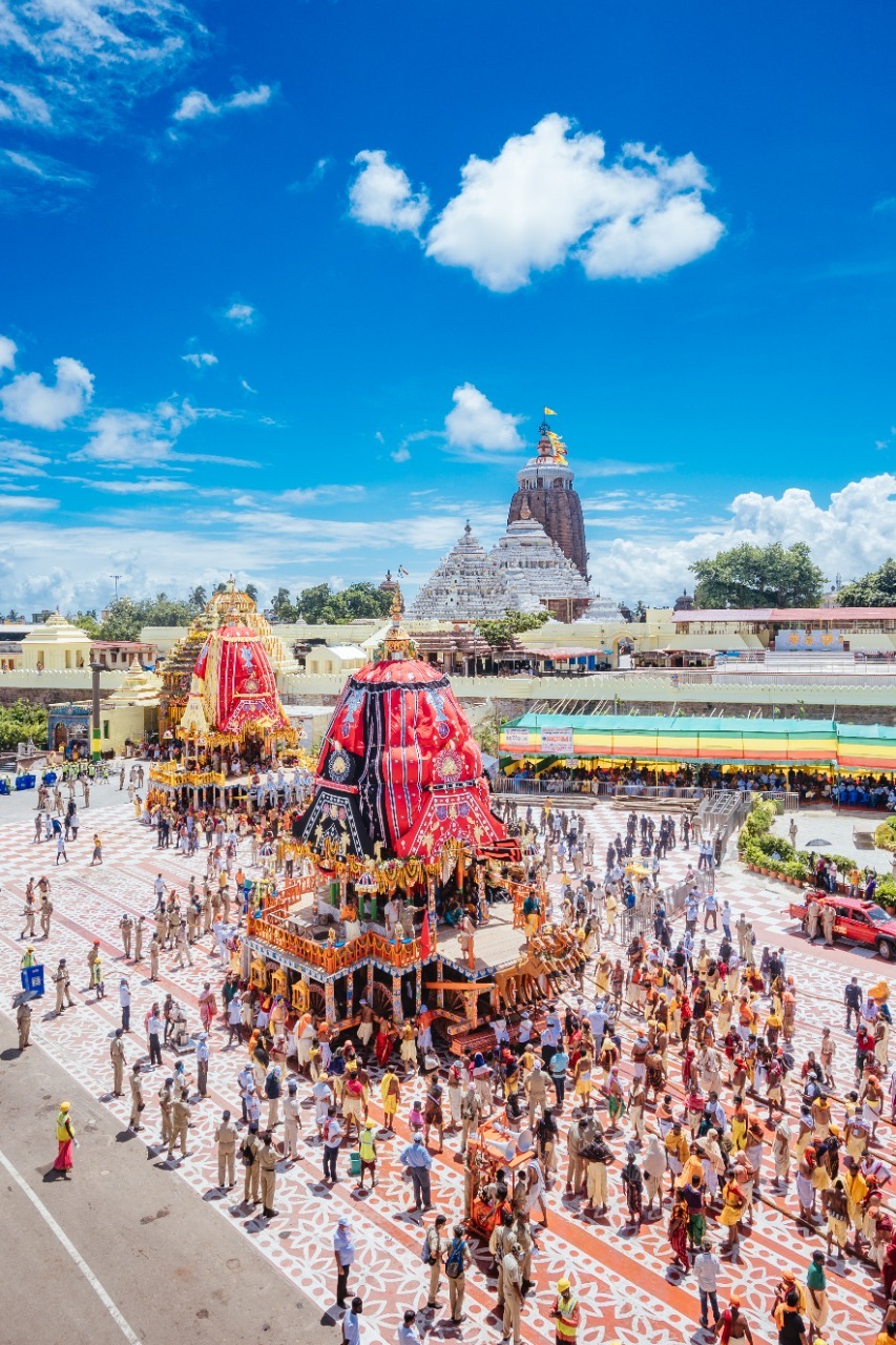 ଫଟୋ : ଘଣ୍ଟଘଣ୍ଟାର ନାଦ ଓ ହରିବୋଲ ଧ୍ୱନିରେ ବଡଦାଣ୍ଡରେ ଗଡିଲା ତିନି ରଥ