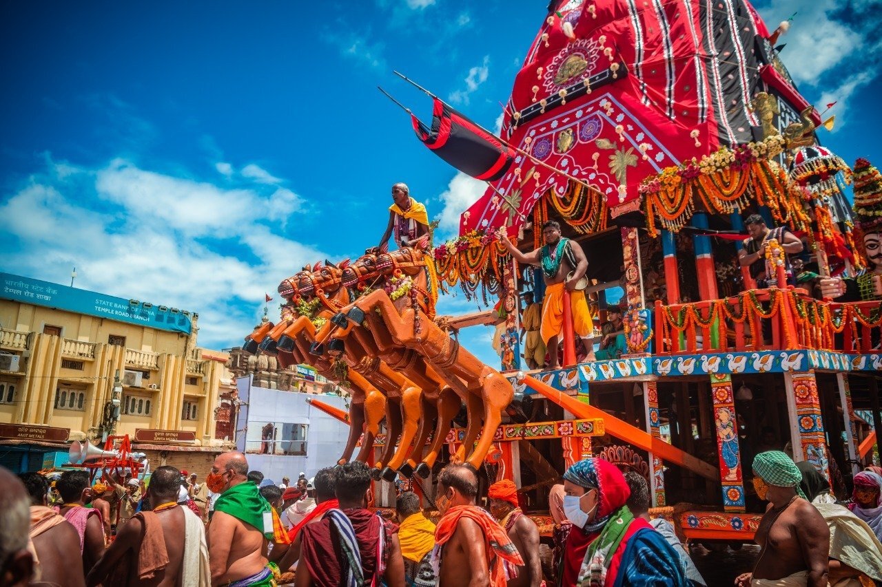 ଫଟୋ : ଘଣ୍ଟଘଣ୍ଟାର ନାଦ ଓ ହରିବୋଲ ଧ୍ୱନିରେ ବଡଦାଣ୍ଡରେ ଗଡିଲା ତିନି ରଥ