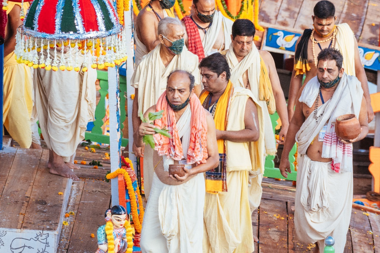 ଫଟୋ : ଫୁଲରେ ସୁସଜ୍ଜିତ ଶ୍ରୀମନ୍ଦିର ଠାରୁ ଆରମ୍ଭ କରି ରଥ ପ୍ରତିଷ୍ଠାର ଅପରୂପ ଦୃଶ୍ୟ