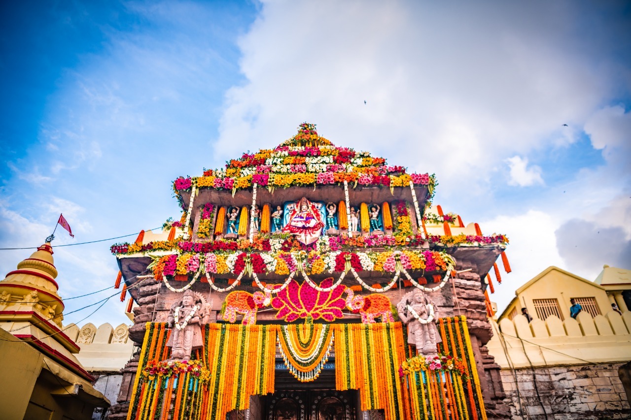ଫଟୋ : ଫୁଲରେ ସୁସଜ୍ଜିତ ଶ୍ରୀମନ୍ଦିର ଠାରୁ ଆରମ୍ଭ କରି ରଥ ପ୍ରତିଷ୍ଠାର ଅପରୂପ ଦୃଶ୍ୟ