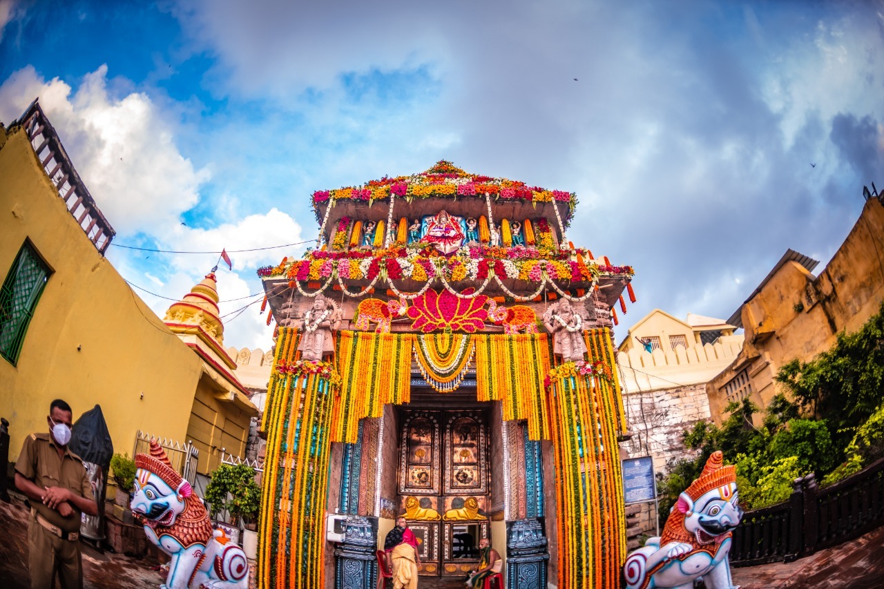 ଫଟୋ : ଫୁଲରେ ସୁସଜ୍ଜିତ ଶ୍ରୀମନ୍ଦିର ଠାରୁ ଆରମ୍ଭ କରି ରଥ ପ୍ରତିଷ୍ଠାର ଅପରୂପ ଦୃଶ୍ୟ