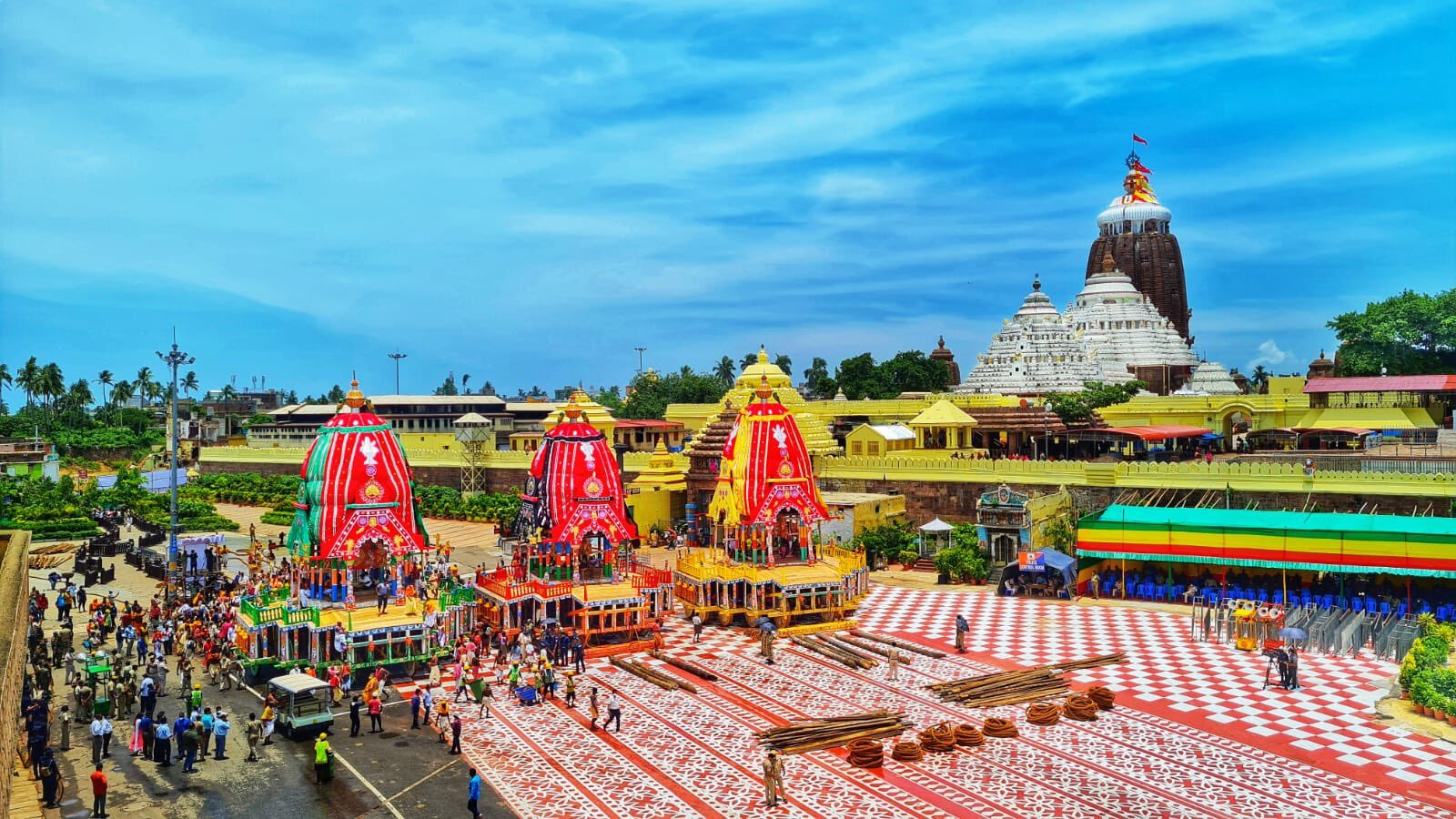 ଫଟୋ : ଫୁଲରେ ସୁସଜ୍ଜିତ ଶ୍ରୀମନ୍ଦିର ଠାରୁ ଆରମ୍ଭ କରି ରଥ ପ୍ରତିଷ୍ଠାର ଅପରୂପ ଦୃଶ୍ୟ