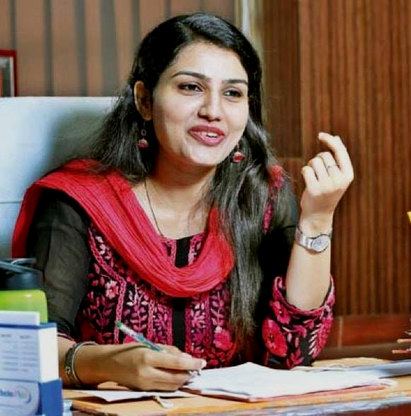 Renu Raj IAS : डॉक्टरी छोड़कर पहली बार में ही बन गईं UPSC टॉपर, जानिए रेणू राज की सफलता की पूरी कहानी 