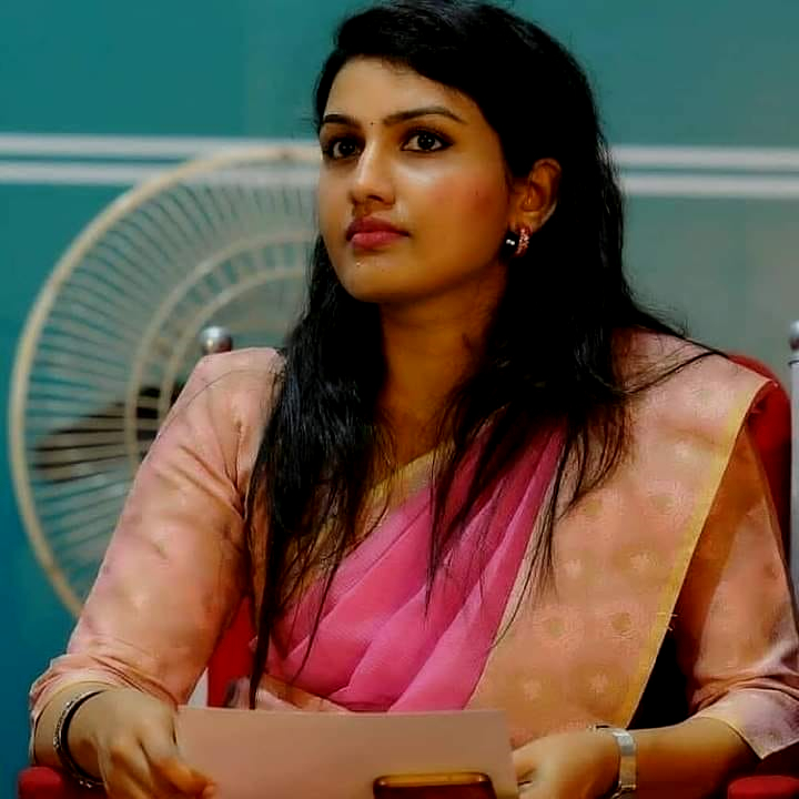 Renu Raj IAS : डॉक्टरी छोड़कर पहली बार में ही बन गईं UPSC टॉपर, जानिए रेणू राज की सफलता की पूरी कहानी 