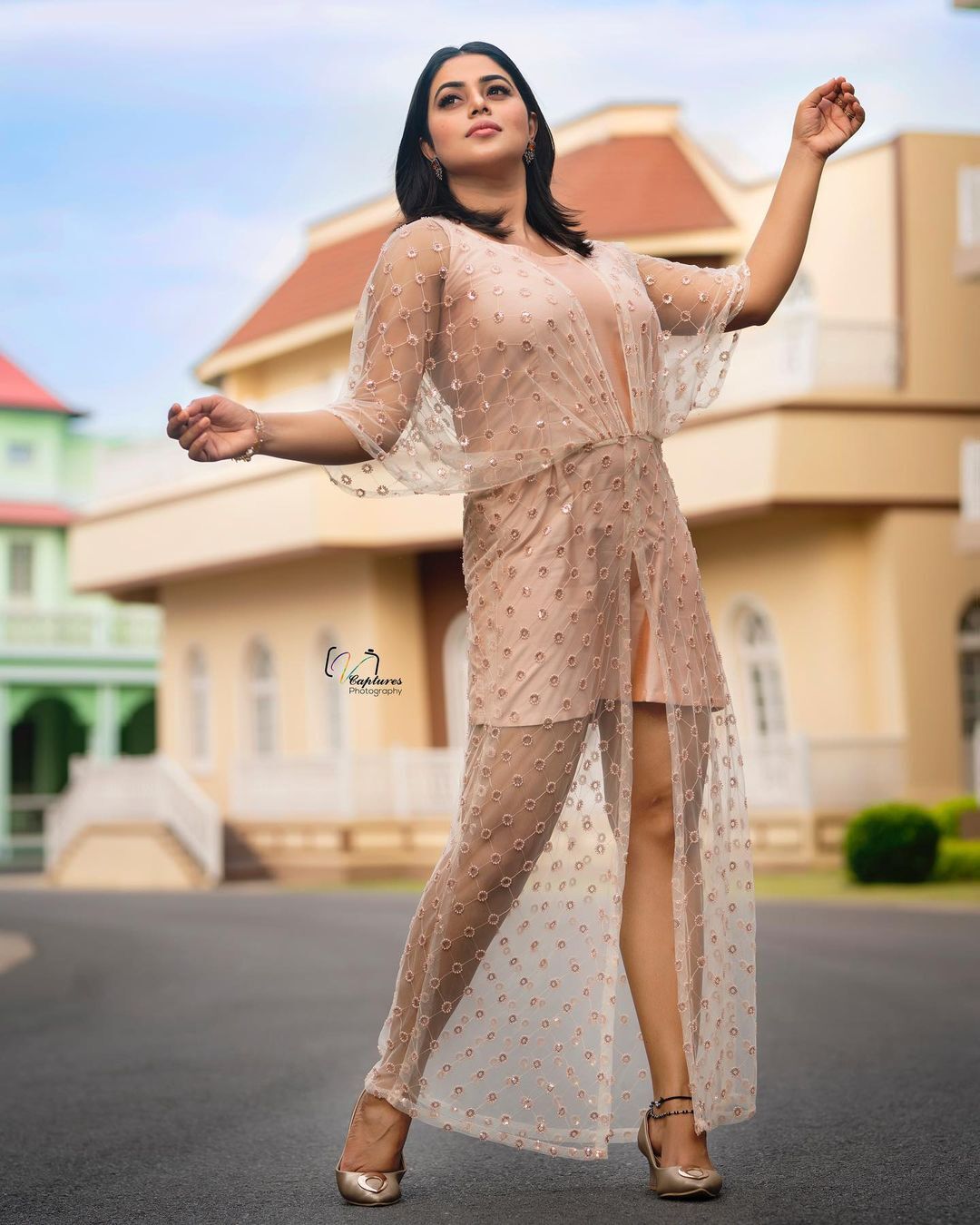 ബോള്‍ഡ് ലുക്കില്‍ നടി ഷംന കാസിം; ഫോട്ടോഷൂട്ട് സോഷ്യല്‍ മീഡിയയില്‍ വൈറല്‍