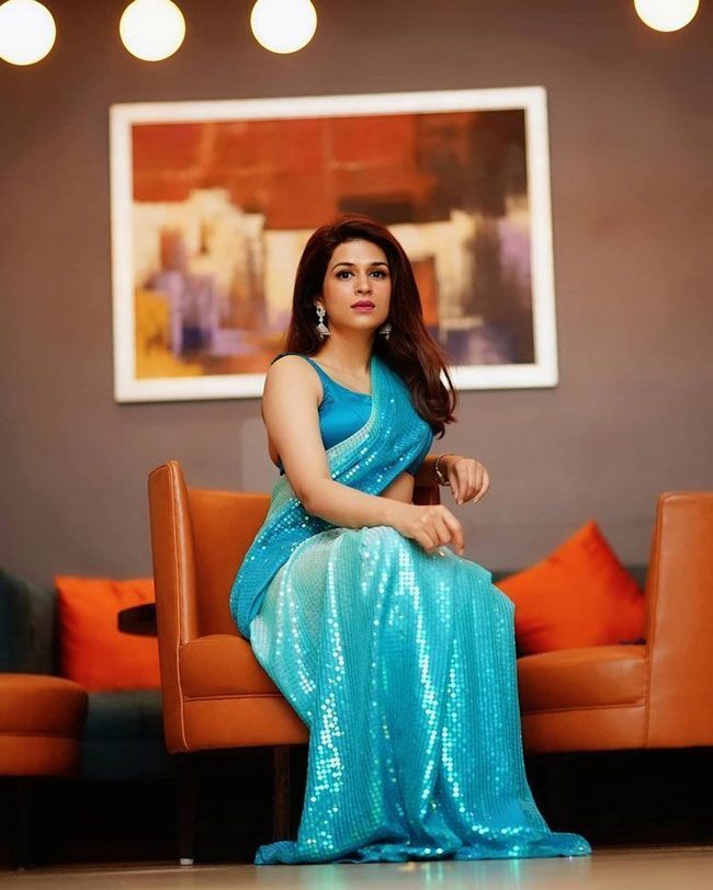 বিকিনি কিংবা সাহসী পোশাক নয়! শাড়িতেই আরও Hot-SeXy অভিনেত্রী