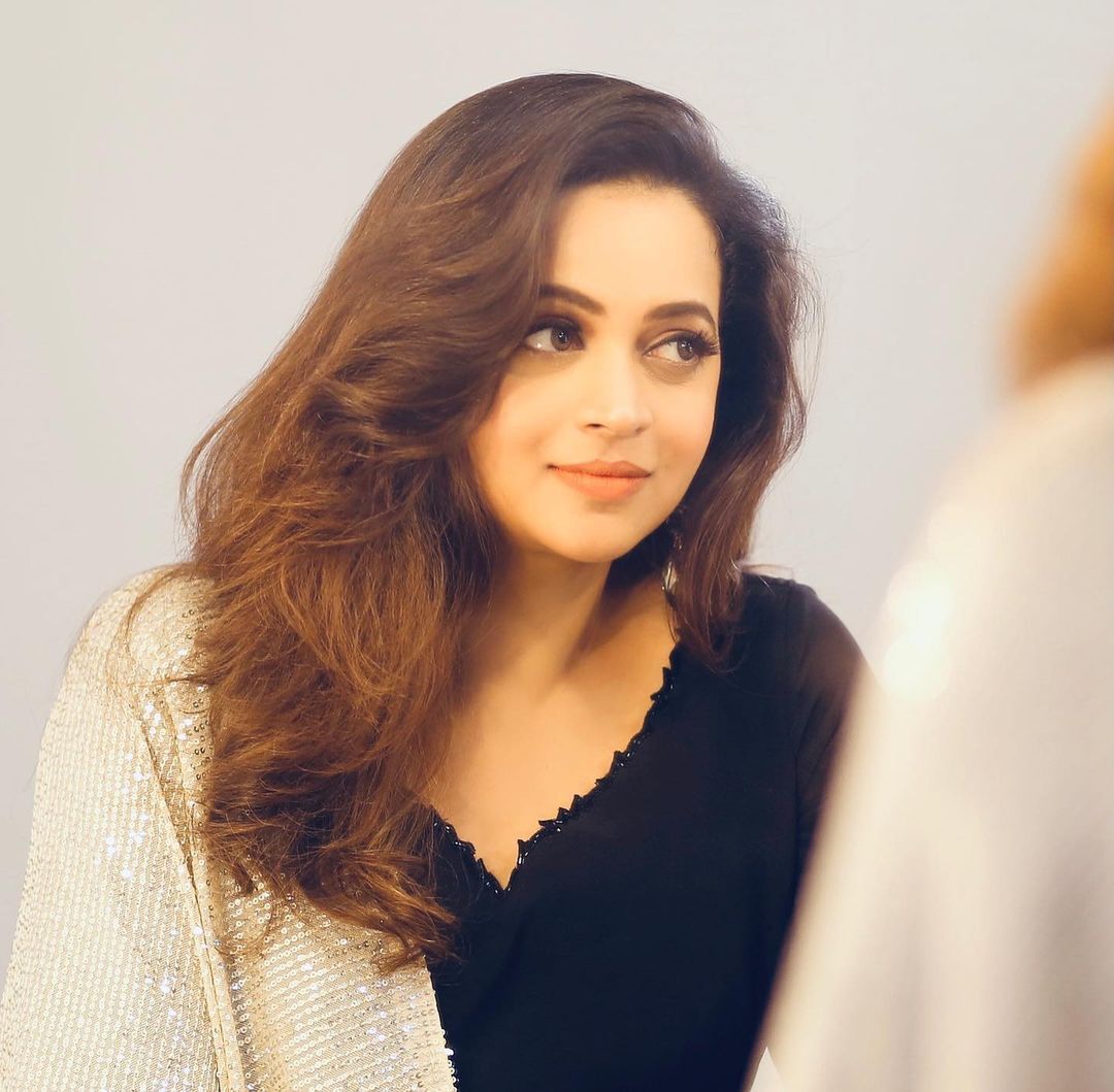 ഇതെങ്ങനെയുണ്ട്?  ഇതോ? കിടിലൻ ഫോട്ടോസുമായി സോഷ്യൽ മീഡിയ കീഴടക്കി ഭാവന