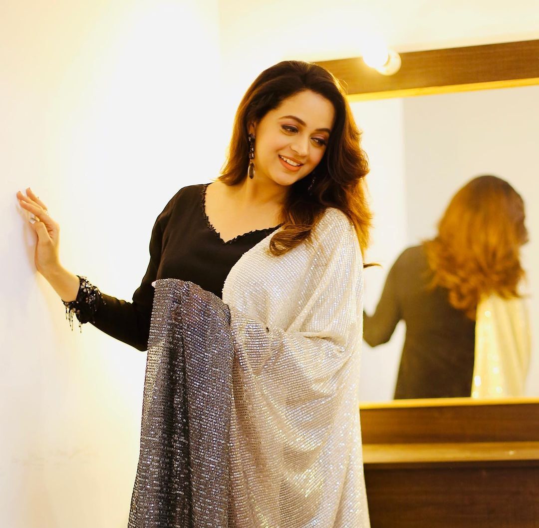 ഇതെങ്ങനെയുണ്ട്?  ഇതോ? കിടിലൻ ഫോട്ടോസുമായി സോഷ്യൽ മീഡിയ കീഴടക്കി ഭാവന