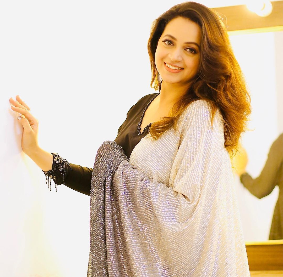 ഇതെങ്ങനെയുണ്ട്?  ഇതോ? കിടിലൻ ഫോട്ടോസുമായി സോഷ്യൽ മീഡിയ കീഴടക്കി ഭാവന