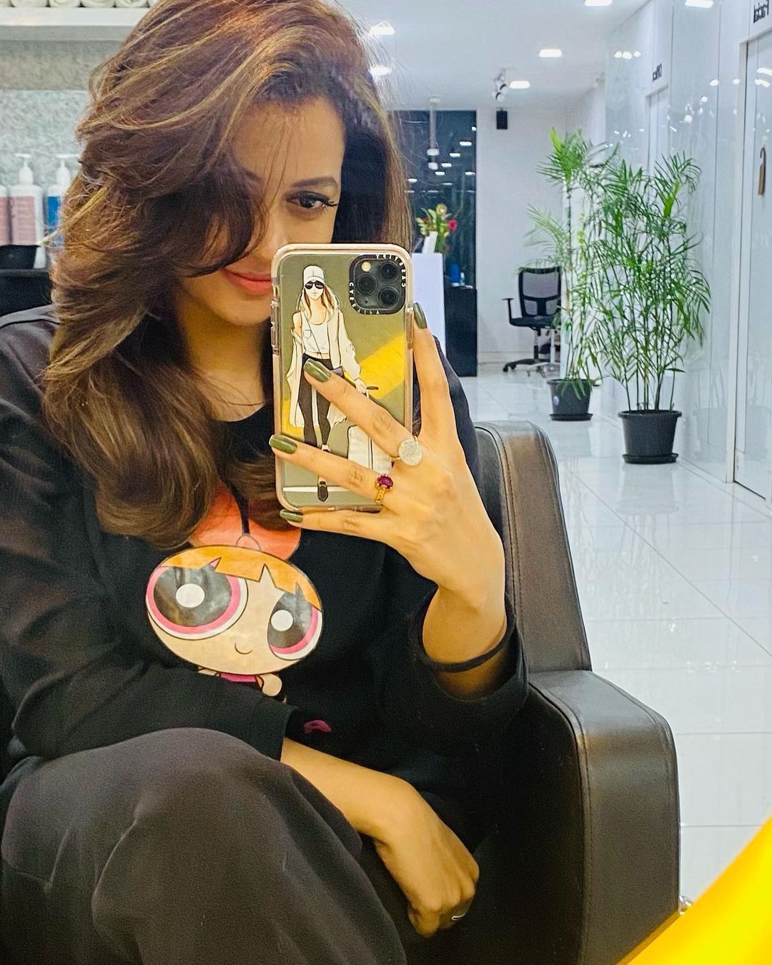 ഇതെങ്ങനെയുണ്ട്?  ഇതോ? കിടിലൻ ഫോട്ടോസുമായി സോഷ്യൽ മീഡിയ കീഴടക്കി ഭാവന