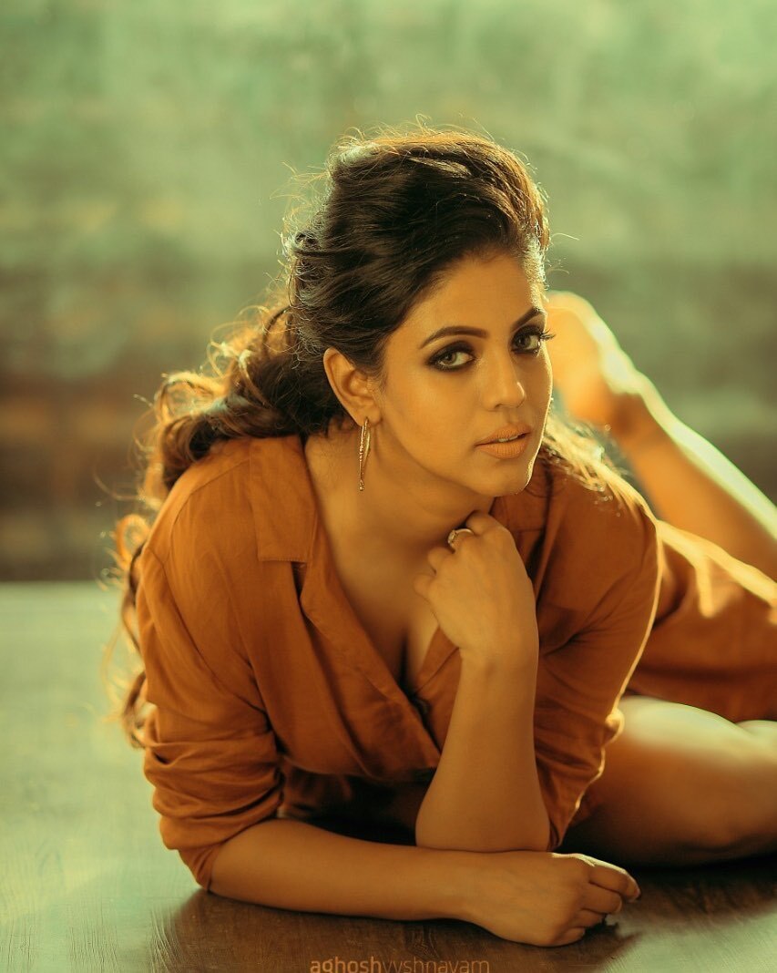 ഹോട്ട് ആന്‍ഡ് സെക്‌സി ലുക്കിന്‍ ഇനിയ; പുതിയ ഫോട്ടോഷൂട്ട് വൈറല്‍