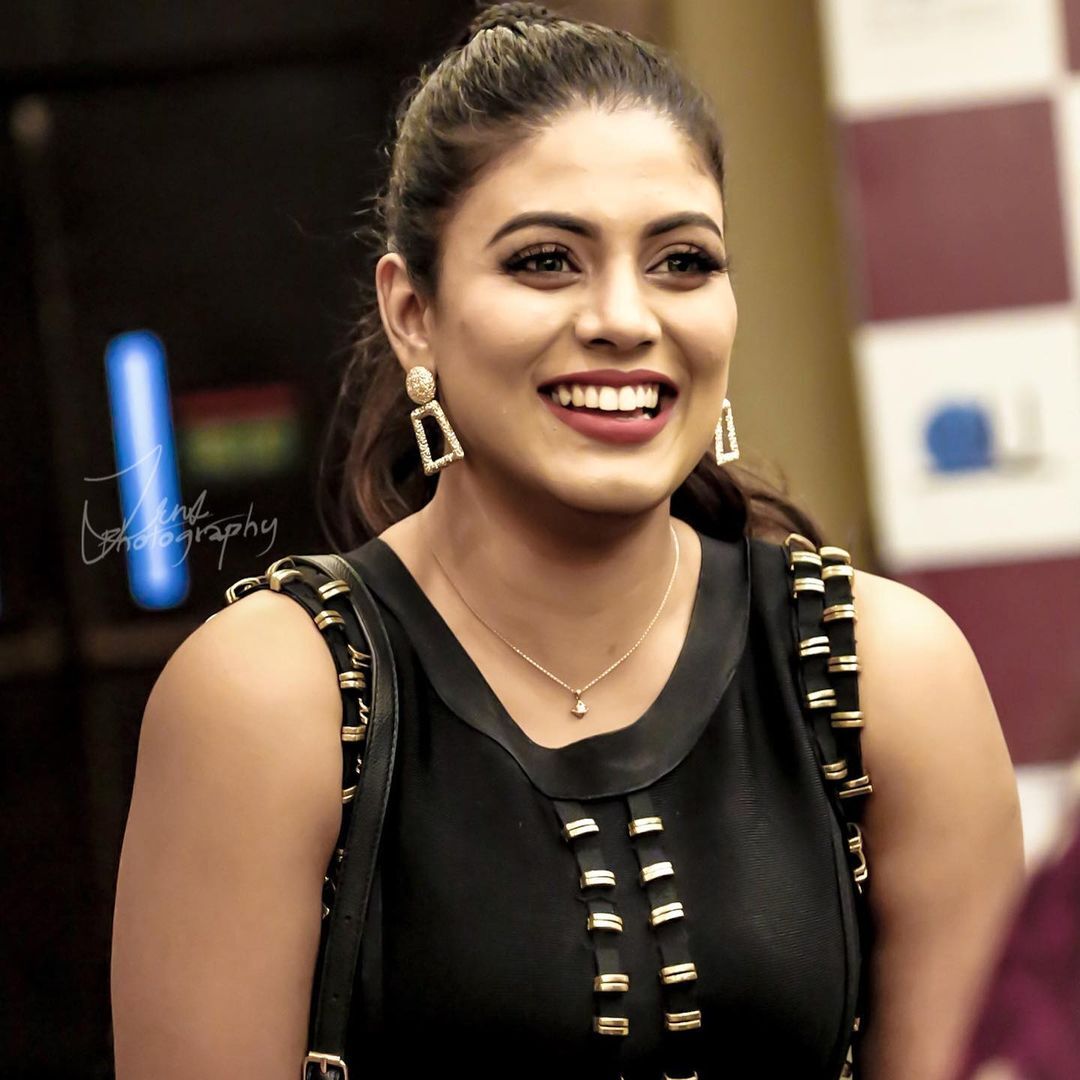 ഹോട്ട് ആന്‍ഡ് സെക്‌സി ലുക്കിന്‍ ഇനിയ; പുതിയ ഫോട്ടോഷൂട്ട് വൈറല്‍