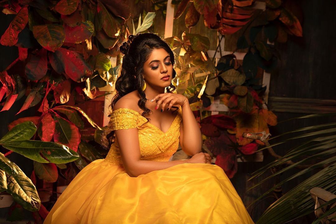 ഹോട്ട് ആന്‍ഡ് സെക്‌സി ലുക്കിന്‍ ഇനിയ; പുതിയ ഫോട്ടോഷൂട്ട് വൈറല്‍