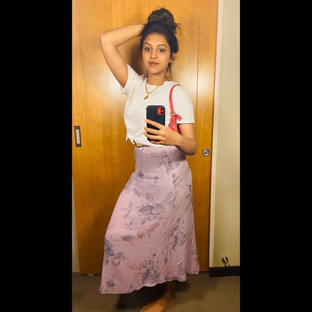 പുത്തന്‍ മേക്കോവറില്‍ നടി ലക്ഷ്മി മേനോന്‍; ഏറ്റവും പുതിയ ചിത്രങ്ങള്‍ കാണാം