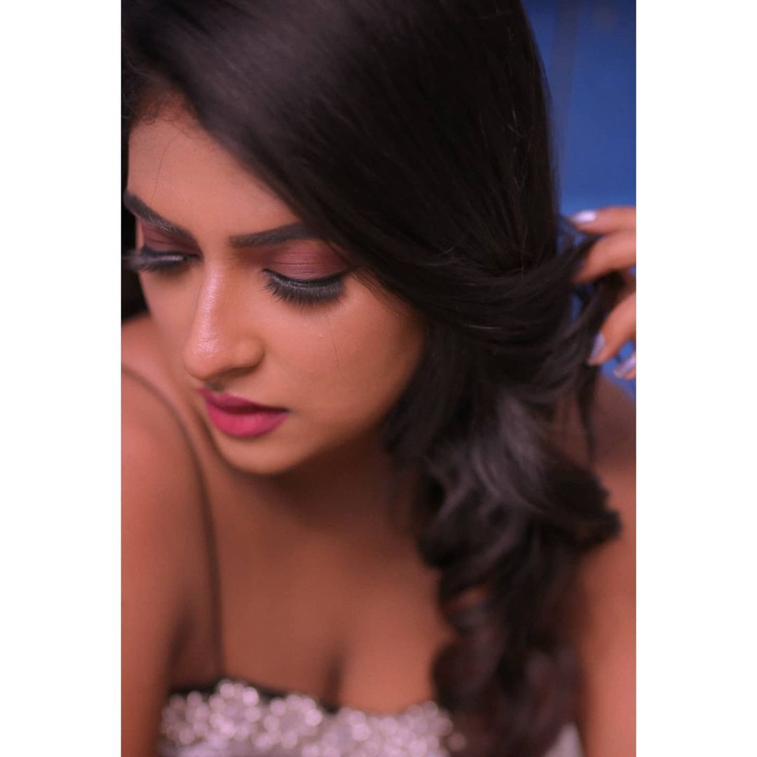 സാരിയിലും ഹോട്ട് ലുക്കിലും തിളങ്ങി പാര്‍വ്വതി അരുണ്‍; പുതിയ ചിത്രങ്ങള്‍ വൈറല്‍