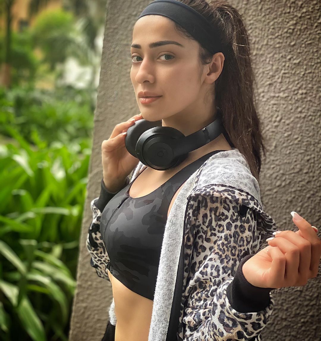 എന്തൊരു മെയ്‌വഴക്കമെന്ന് ആരാധകര്‍; കിടിലന്‍ വര്‍ക്കൗട്ട് ചിത്രങ്ങളുമായി റായ് ലക്ഷ്മി