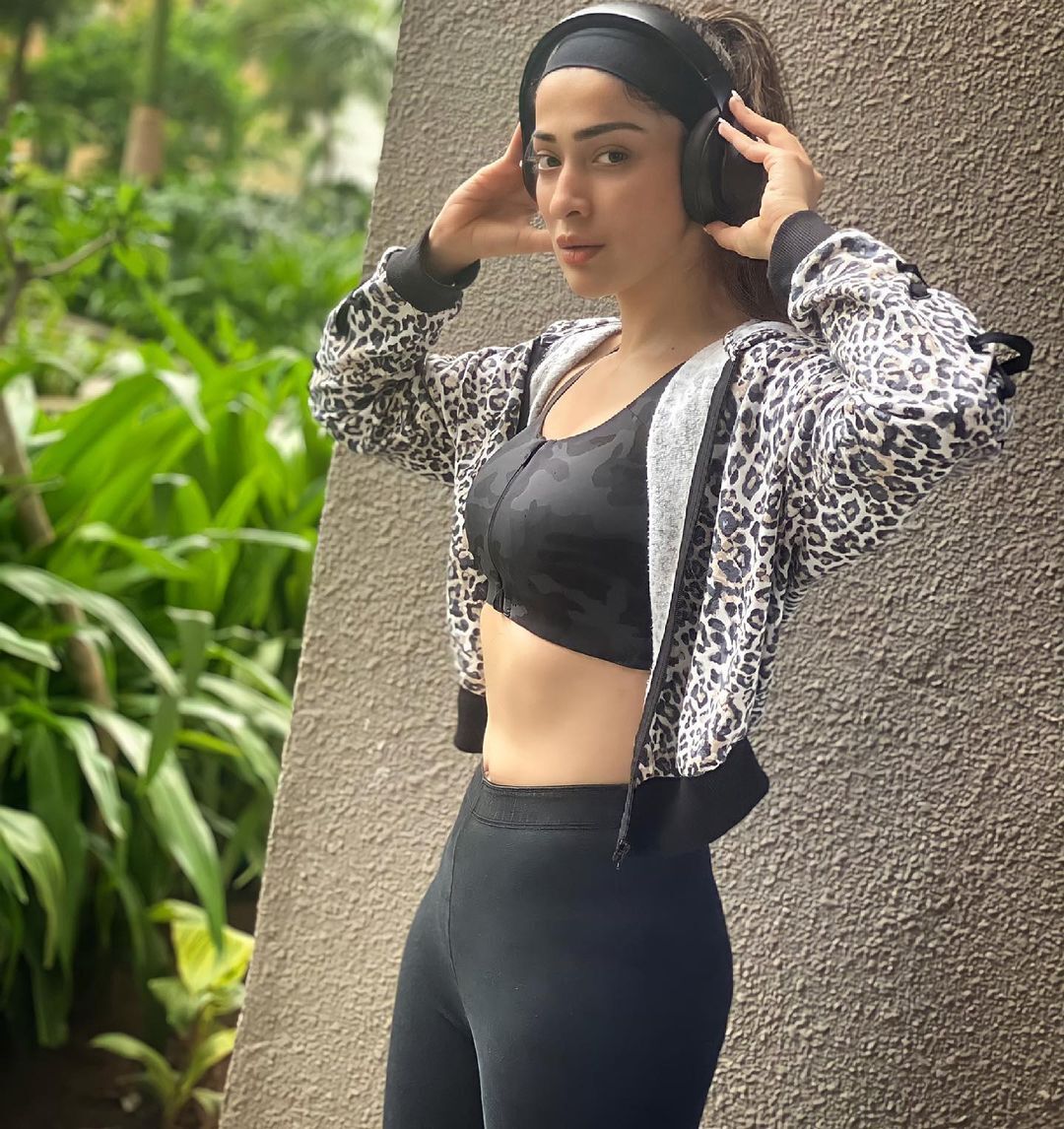 എന്തൊരു മെയ്‌വഴക്കമെന്ന് ആരാധകര്‍; കിടിലന്‍ വര്‍ക്കൗട്ട് ചിത്രങ്ങളുമായി റായ് ലക്ഷ്മി