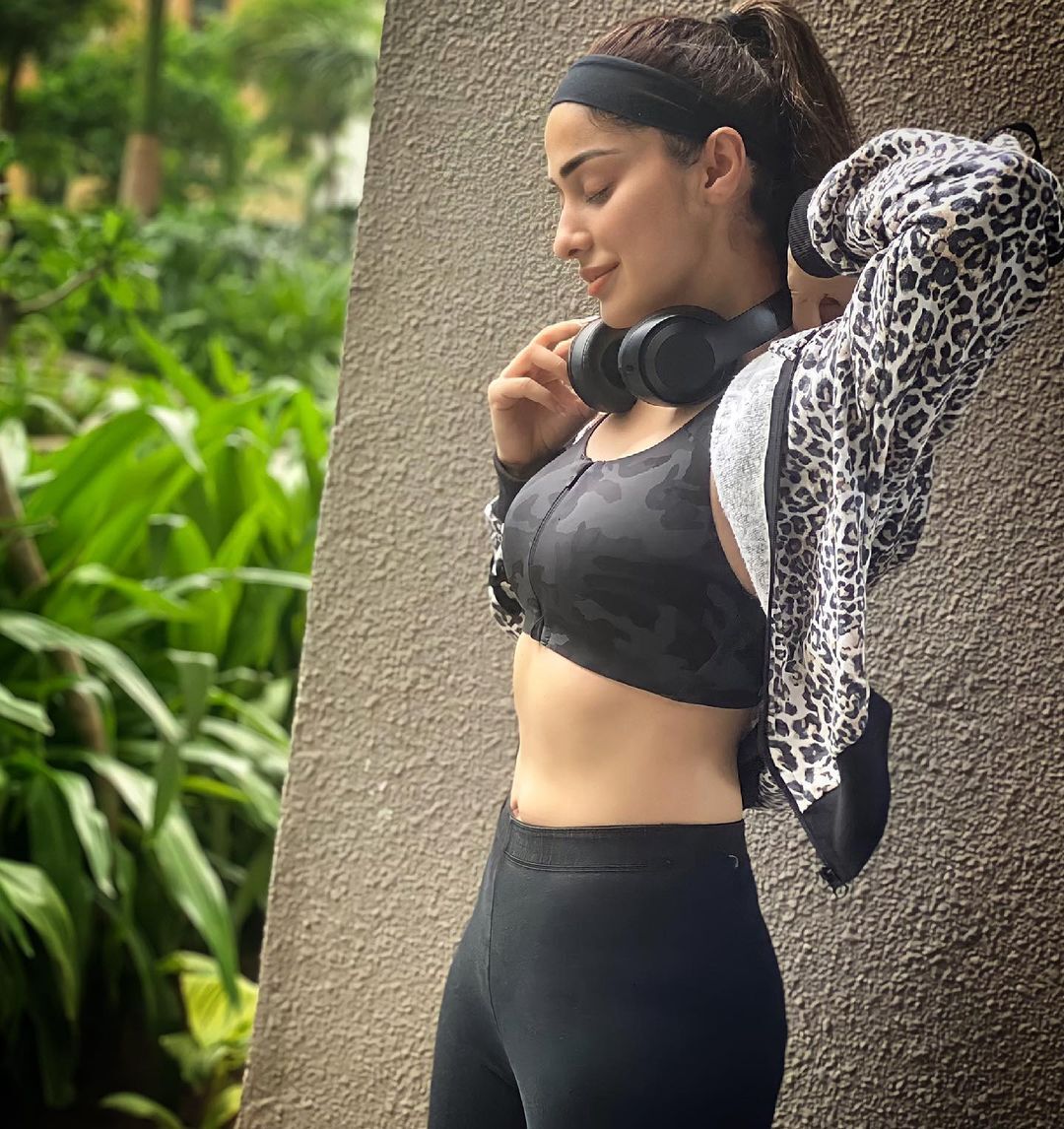 എന്തൊരു മെയ്‌വഴക്കമെന്ന് ആരാധകര്‍; കിടിലന്‍ വര്‍ക്കൗട്ട് ചിത്രങ്ങളുമായി റായ് ലക്ഷ്മി