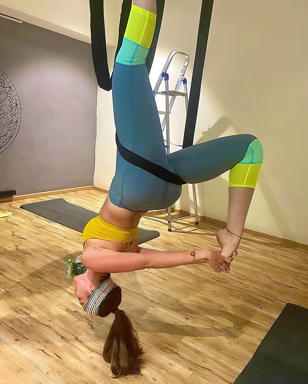 എന്തൊരു മെയ്‌വഴക്കമെന്ന് ആരാധകര്‍; കിടിലന്‍ വര്‍ക്കൗട്ട് ചിത്രങ്ങളുമായി റായ് ലക്ഷ്മി