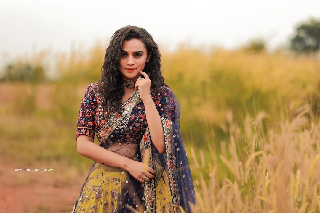 പുതിയ ലുക്കില്‍ തിളങ്ങി സ്റ്റാര്‍ മാജിക് അവതാരിക  ലക്ഷ്മി നക്ഷത്ര: പുതിയ ഫോട്ടോഷൂട്ട് കാണാം