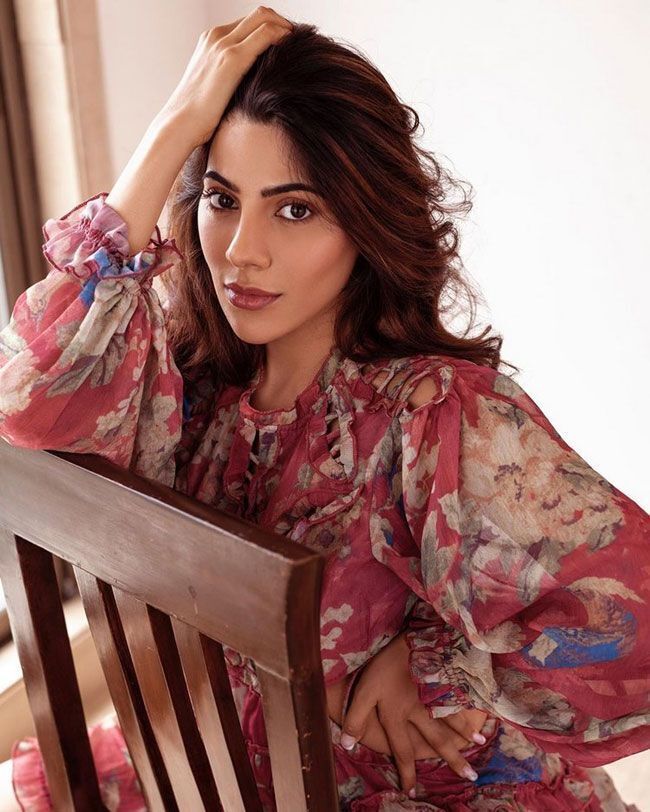 ഗ്ലാമര്‍ ലുക്കില്‍ നിക്കി തംമ്പോലി-ചിത്രങ്ങള്‍ കാണാം