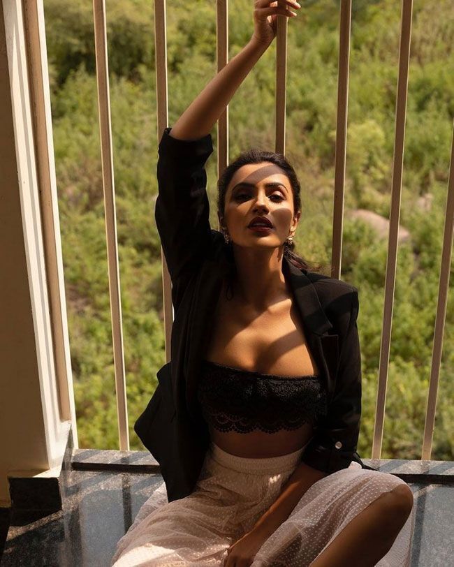 ഹോട്ട് ചിത്രങ്ങളുമായി അക്ഷര ഗൗഡ; വൈറലായ പുതിയ ഫോട്ടോഷൂട്ട് കാണാം