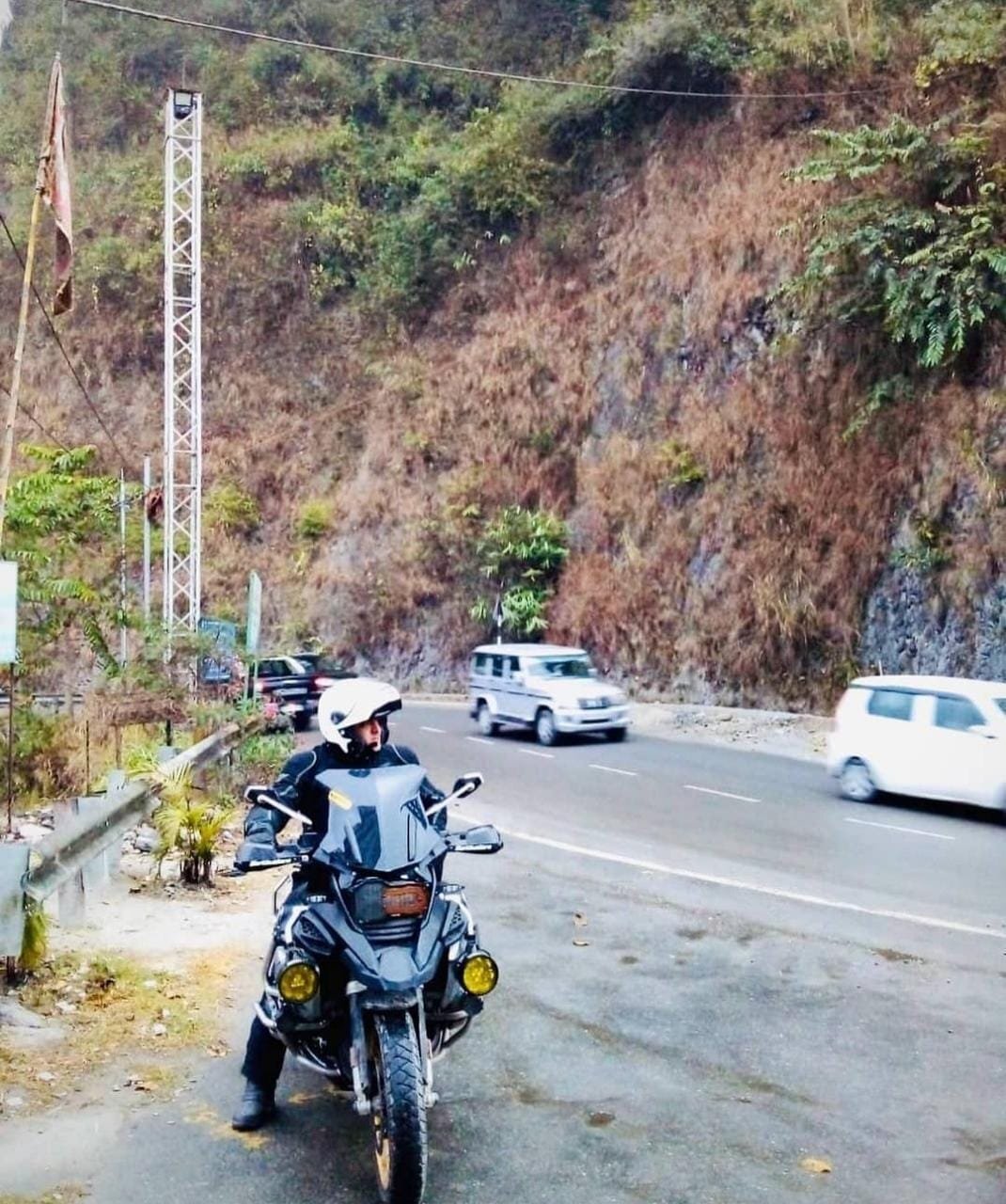 'തല' എന്നാ സമ്മാവാ... സൂപ്പർ സ്റ്റാർ അജിത് കുമാറിന്റെ പുത്തൻ ബൈക്ക് ചിത്രങ്ങൾ കാണാം