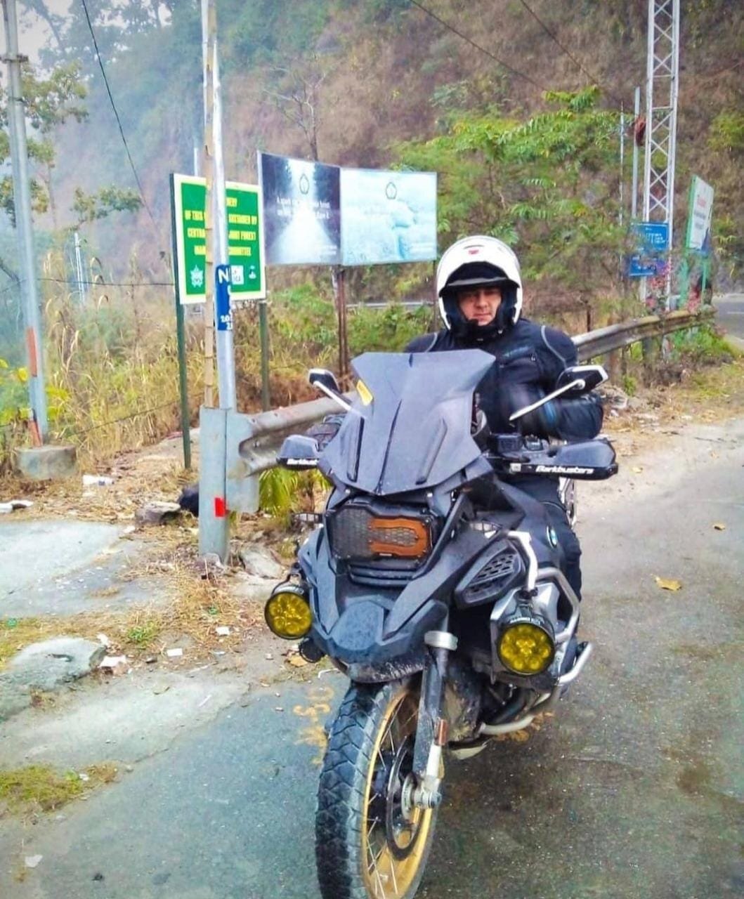 'തല' എന്നാ സമ്മാവാ... സൂപ്പർ സ്റ്റാർ അജിത് കുമാറിന്റെ പുത്തൻ ബൈക്ക് ചിത്രങ്ങൾ കാണാം