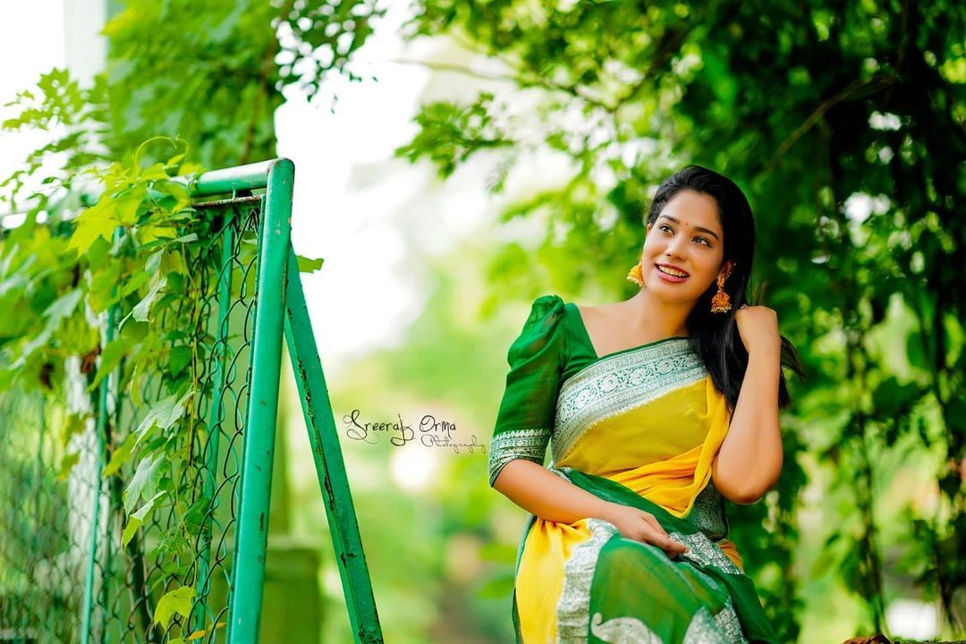 ബസില്‍ യാത്രാ ചിത്രങ്ങളുമായി കുടുംബ വിളക്ക് താരം ആതിര മാധവ്, എങ്ങോട്ടാണെന്ന് ആരാധകര്‍