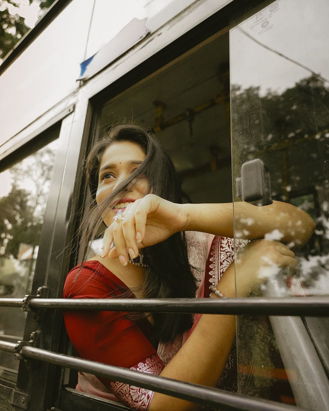 ബസില്‍ യാത്രാ ചിത്രങ്ങളുമായി കുടുംബ വിളക്ക് താരം ആതിര മാധവ്, എങ്ങോട്ടാണെന്ന് ആരാധകര്‍