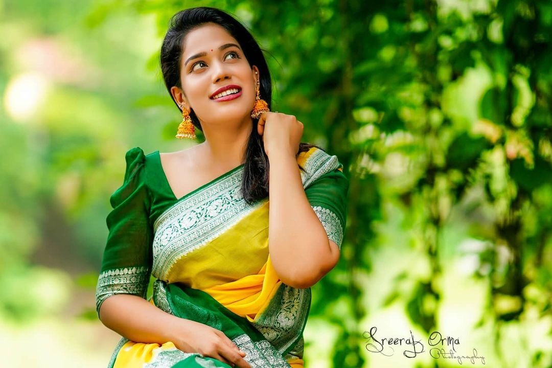 ബസില്‍ യാത്രാ ചിത്രങ്ങളുമായി കുടുംബ വിളക്ക് താരം ആതിര മാധവ്, എങ്ങോട്ടാണെന്ന് ആരാധകര്‍