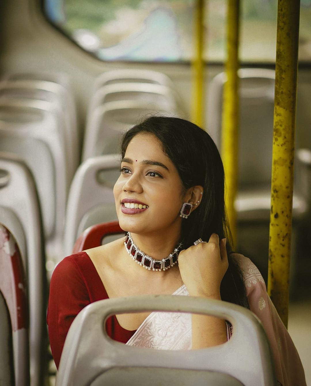 ബസില്‍ യാത്രാ ചിത്രങ്ങളുമായി കുടുംബ വിളക്ക് താരം ആതിര മാധവ്, എങ്ങോട്ടാണെന്ന് ആരാധകര്‍