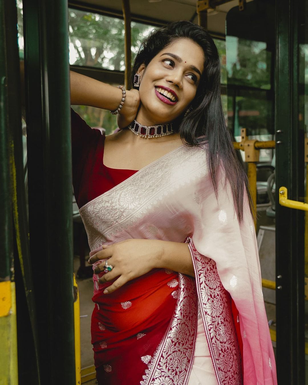 ബസില്‍ യാത്രാ ചിത്രങ്ങളുമായി കുടുംബ വിളക്ക് താരം ആതിര മാധവ്, എങ്ങോട്ടാണെന്ന് ആരാധകര്‍