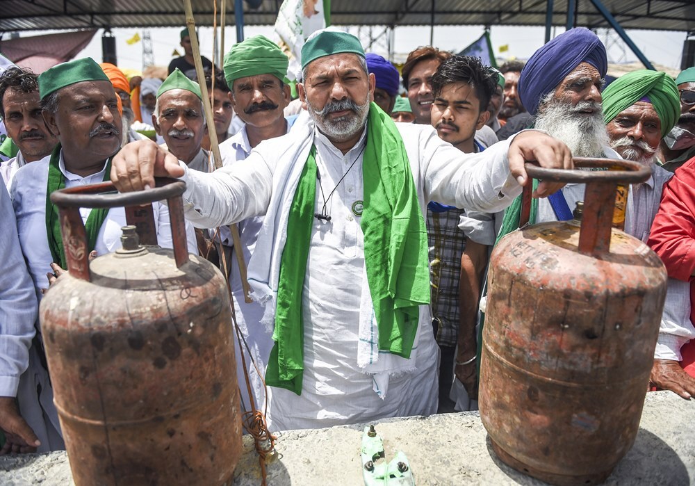 സിലിണ്ടറുകളുമായി കർഷകർ, ഇന്ധന വില വർധനവിനെതിരെ പ്രതിഷേധം- ചിത്രങ്ങൾ