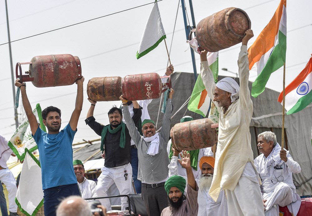 സിലിണ്ടറുകളുമായി കർഷകർ, ഇന്ധന വില വർധനവിനെതിരെ പ്രതിഷേധം- ചിത്രങ്ങൾ