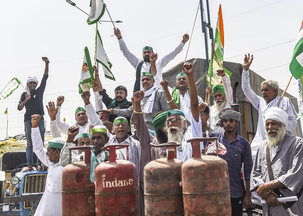 സിലിണ്ടറുകളുമായി കർഷകർ, ഇന്ധന വില വർധനവിനെതിരെ പ്രതിഷേധം- ചിത്രങ്ങൾ