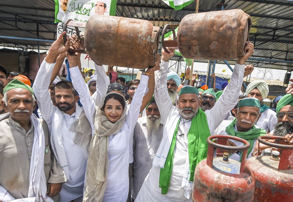 സിലിണ്ടറുകളുമായി കർഷകർ, ഇന്ധന വില വർധനവിനെതിരെ പ്രതിഷേധം- ചിത്രങ്ങൾ