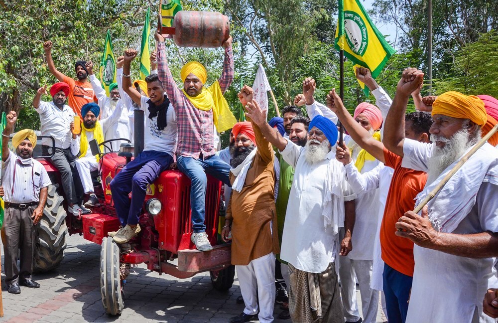 സിലിണ്ടറുകളുമായി കർഷകർ, ഇന്ധന വില വർധനവിനെതിരെ പ്രതിഷേധം- ചിത്രങ്ങൾ
