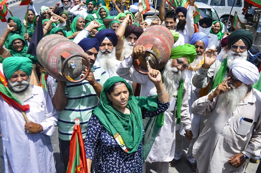 സിലിണ്ടറുകളുമായി കർഷകർ, ഇന്ധന വില വർധനവിനെതിരെ പ്രതിഷേധം- ചിത്രങ്ങൾ