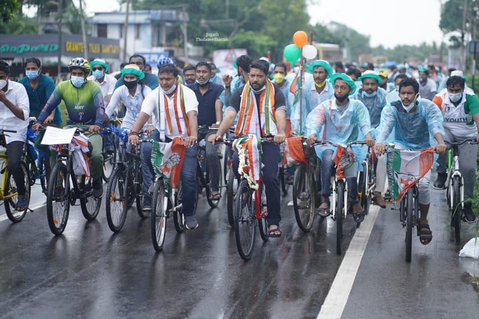 മഴയിലും തളരാത്ത പ്രതിഷേധം: മുന്നില്‍ നിന്ന് നയിച്ച്  ശ്രീനിവാസും ഷാഫിയും: ചിത്രങ്ങള്‍ കാണാം