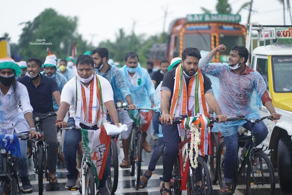 മഴയിലും തളരാത്ത പ്രതിഷേധം: മുന്നില്‍ നിന്ന് നയിച്ച്  ശ്രീനിവാസും ഷാഫിയും: ചിത്രങ്ങള്‍ കാണാം