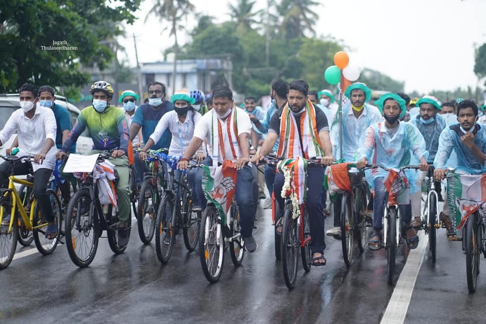 മഴയിലും തളരാത്ത പ്രതിഷേധം: മുന്നില്‍ നിന്ന് നയിച്ച്  ശ്രീനിവാസും ഷാഫിയും: ചിത്രങ്ങള്‍ കാണാം