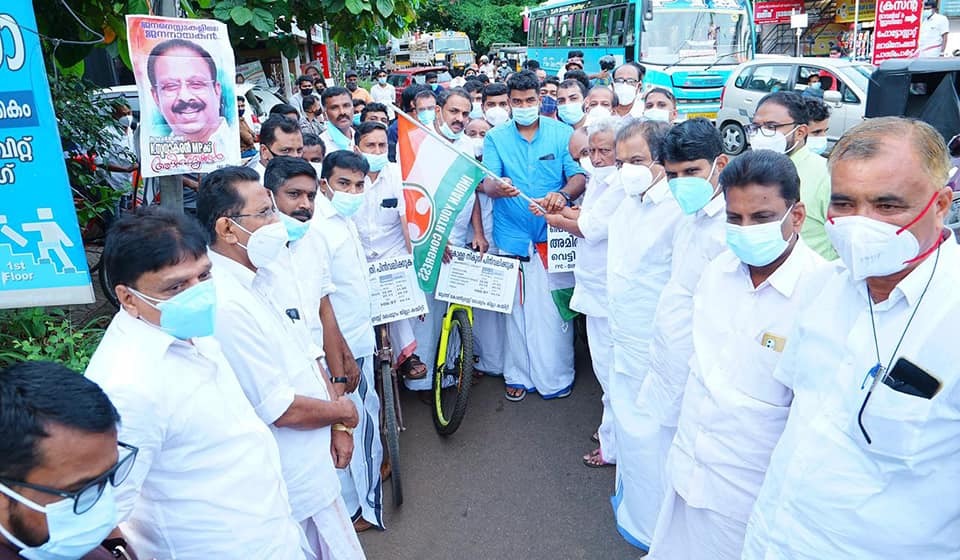 മഴയിലും തളരാത്ത പ്രതിഷേധം: മുന്നില്‍ നിന്ന് നയിച്ച്  ശ്രീനിവാസും ഷാഫിയും: ചിത്രങ്ങള്‍ കാണാം