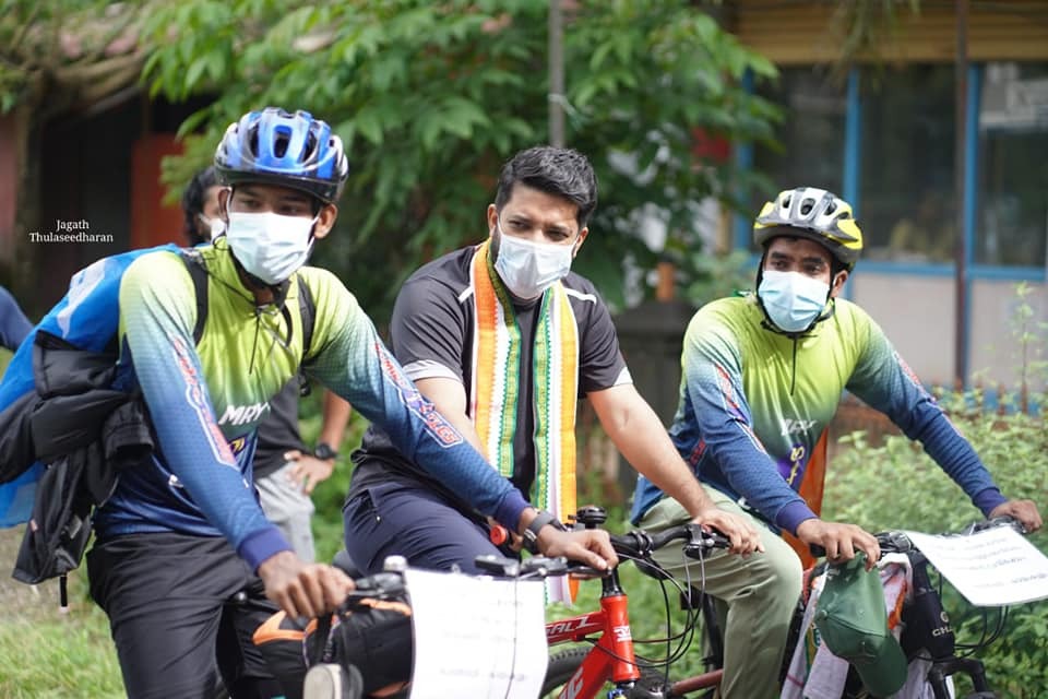 മഴയിലും തളരാത്ത പ്രതിഷേധം: മുന്നില്‍ നിന്ന് നയിച്ച്  ശ്രീനിവാസും ഷാഫിയും: ചിത്രങ്ങള്‍ കാണാം